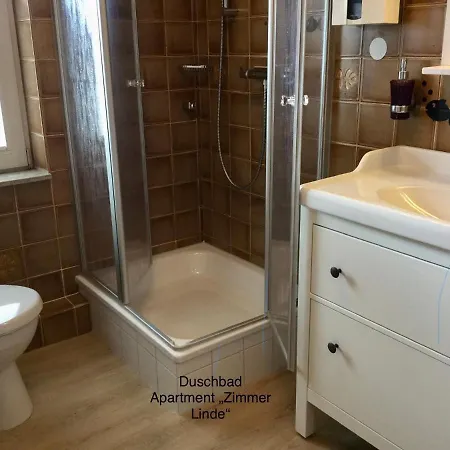 Us Luett Hus Und Linde Im Haupthaus