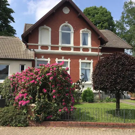 Us Luett Hus Und Linde Im Haupthaus *