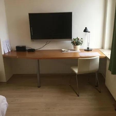 Us Luett Hus Und Linde Im Haupthaus *